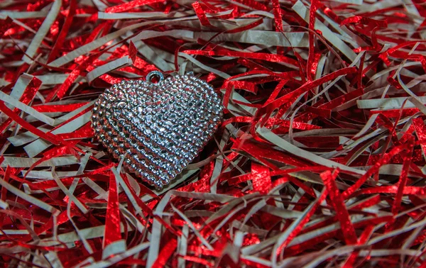 Coeur argent, petits coeurs colorés fond Saint Valentin — Photo