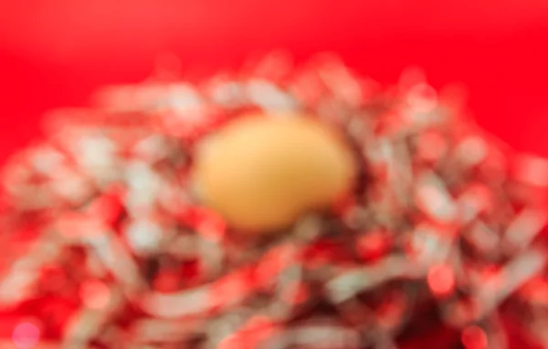 Размытое яйцо на красном фоне . — стоковое фото
