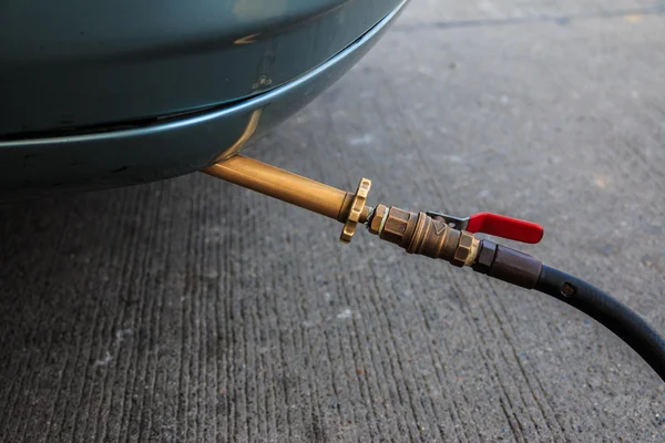 Auto lpg gas op lpg gas station vullen. — Stockfoto
