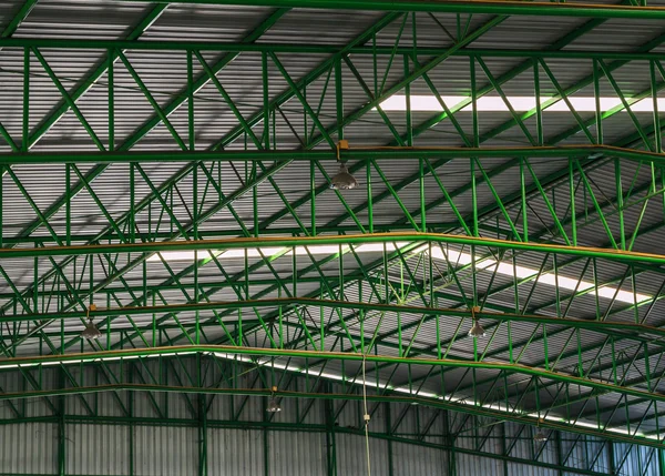 Estructura de techo de metal verde con luz de canal . — Foto de Stock