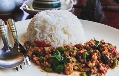 Pirinç ve domuz kızarmış kutsal fesleğen, Tay tarzında gıda, yumuşak odak ile