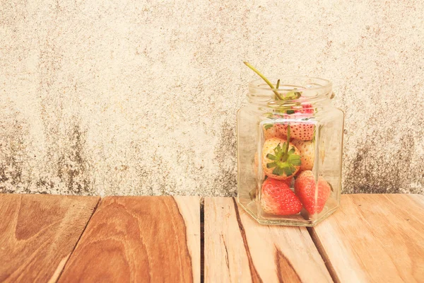 Strawberry jar on a wooden, process color with Vintage Tones. Fo — Stock Photo, Image