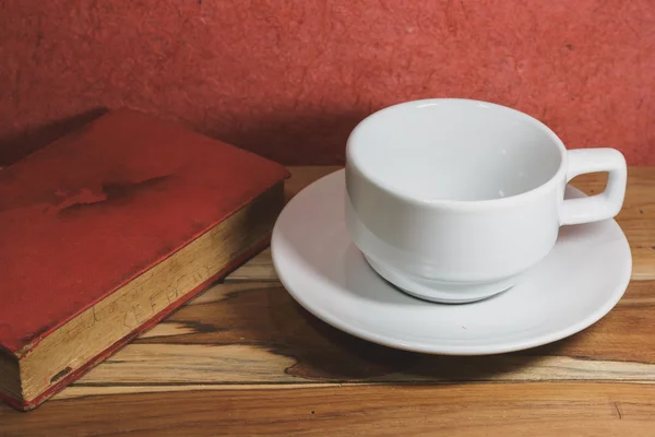 Empty coffee cup and old book on a wooden, Process color with Vi — Stock Photo, Image