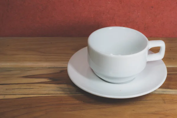 Empty coffee cup on a wooden, Process color with Vintage Tones. — Stock Photo, Image