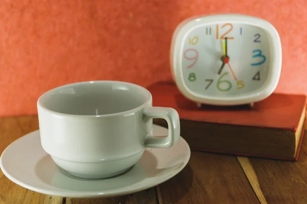 Morning coffee Clock and a Book, on a wooden table. Process colo — Stock Photo, Image