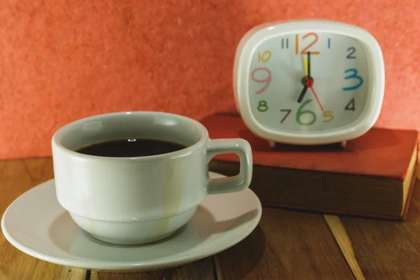 Café da manhã Relógio e um Livro, em uma mesa de madeira. Processo colo — Fotografia de Stock