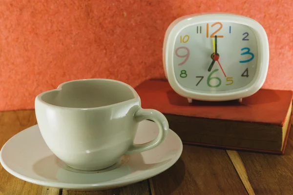 Café du matin Horloge et un livre, sur une table en bois. Processus colo — Photo