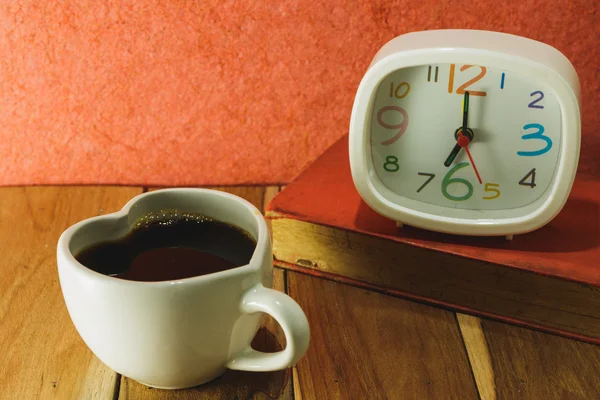 Morning coffee Clock and a Book, on a wooden table. Process colo — Stock Photo, Image