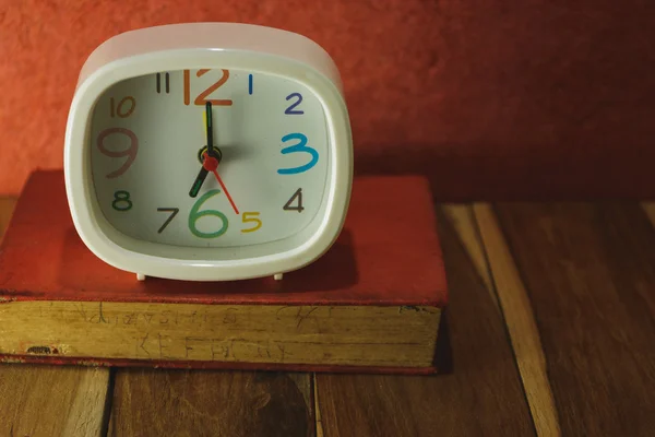 朝のコーヒーの時計、木製のテーブル、本。プロセスの着色ゲーム。 — ストック写真