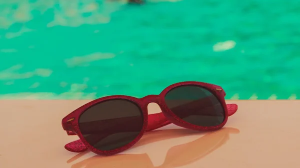 Gafas de sol moradas junto a la piscina, proceso de color con Vinta —  Fotos de Stock