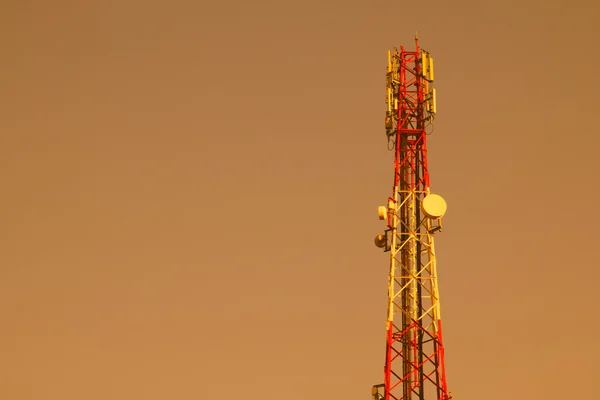 Torre de telecomunicaciones, color de proceso con tono vintage . — Foto de Stock