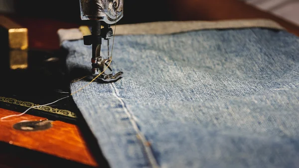Nähen und Jeans, Prozessfarbe, selektiver Fokus. — Stockfoto