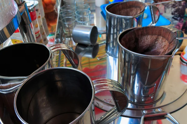 Кофеварка, тайский кофе. селективный фокус . — стоковое фото