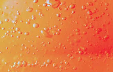 Sudaki kabarcıklar renkli suyu hareket ettirerek oluşur..