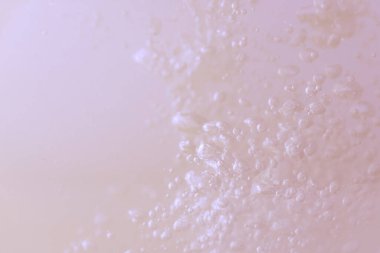 Sudaki kabarcıklar renkli suyu hareket ettirerek oluşur..