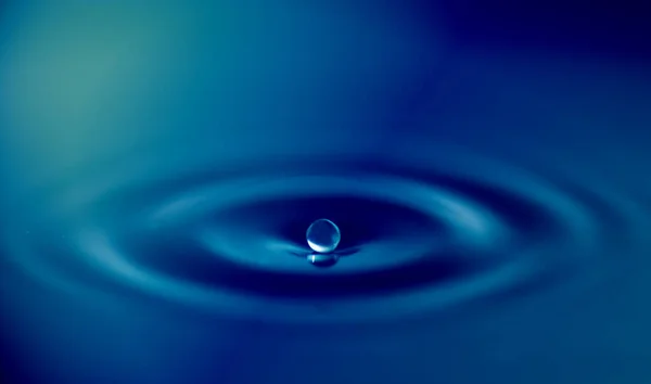 Abstrakcyjna Kropla Wody Kula Tło Obraz Niebieski Dźwięk Wybierz Focus — Zdjęcie stockowe