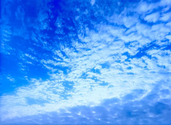 구름이 하늘을 배경으로 선택적 초점이 생기다 — 스톡 사진