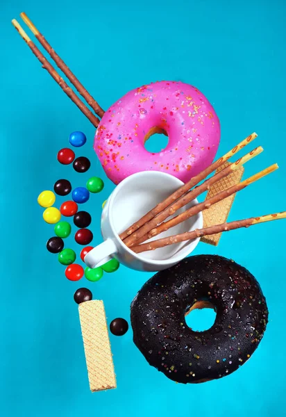 Donuts Pâtisseries Fond Coloré Bleu Pastel Dessert Snack Concept — Photo