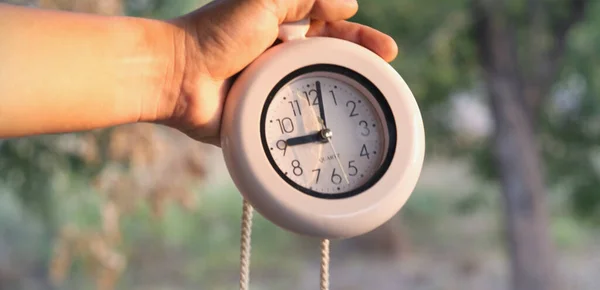 Homem Mão Segurando Despertador Mostrando Nove Horas Conceito Tempo Para — Fotografia de Stock