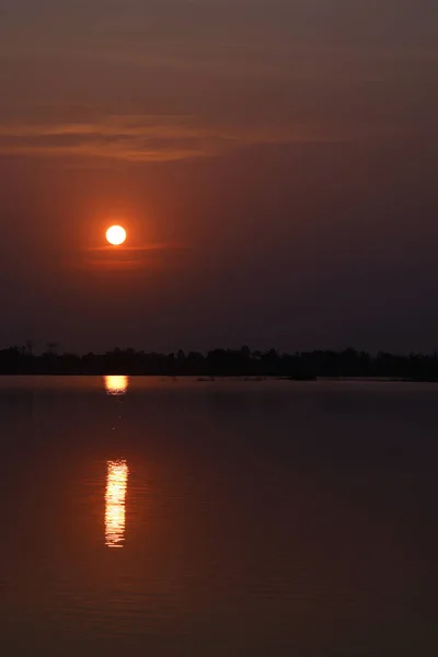 Vertikální Obrázek Krajiny Jezera Oranžovou Oblohou Krásným Západem Slunce — Stock fotografie