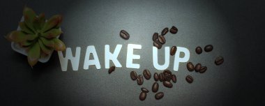 Kahve çekirdekleri ve ahşap harfler. Uyanın konsept, üst görünüm.
