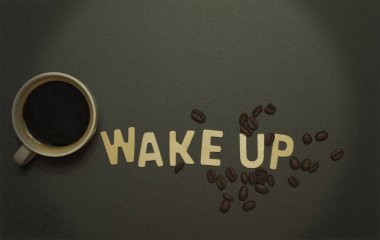 Kahve çekirdekleri ve ahşap harfler. Uyanın konsept, üst görünüm.