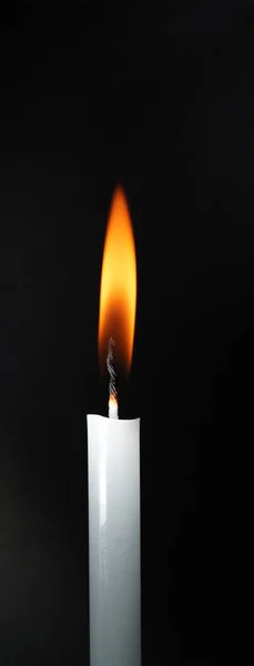 Weiße Kerzenflamme Isoliert Auf Schwarzem Hintergrund Religiöses Konzept Glaube Und — Stockfoto