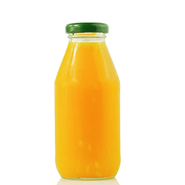 % 100 taze sıkılmış portakal suyu yeşil kapaklı cam bir şişede beyaz arka planda izole edilmiş turuncu dokuya sahip C vitamini içeren doğal soğuk bir içecekle nasıl yaşayacağına dair kavram.