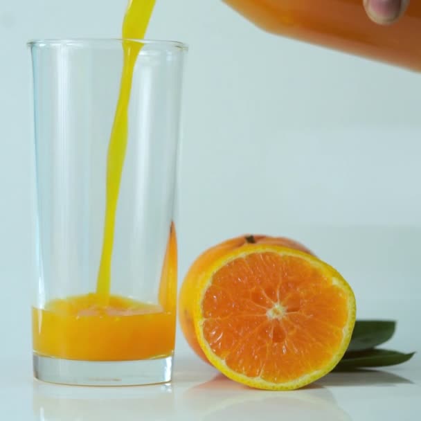 新鲜榨橙汁和柑橘类水果因白色背景而分裂生活方式的概念 以维生素C为主要成份的自然清爽饮料 — 图库视频影像