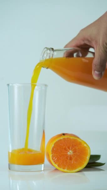 Taze Sıkılmış Portakal Suyu Turunçgiller Beyaz Zemin Üzerine Bölünmüş Yaşam — Stok video
