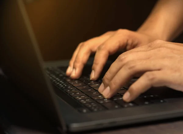 Manos Hombre Negocios Que Trabaja Desde Casa Utilizando Una Computadora — Foto de Stock