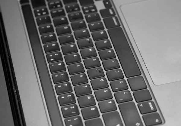 灰色のキーボードのクローズアップ ハードウェアデバイスの一部 選択的フォーカス — ストック写真
