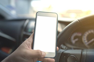 Bir adam otobandaki bir arabada akıllı telefon kullanıyor. İnternet teknolojisini online konuşmalar için kullanma kavramı. Ve uygun online alışveriş. Seçici odak.