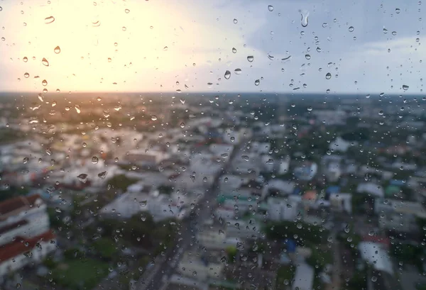 Absztrakt Esőcseppek Üvegtáblákon Esős Idő Magas Kilátás Nyílik Épület — Stock Fotó