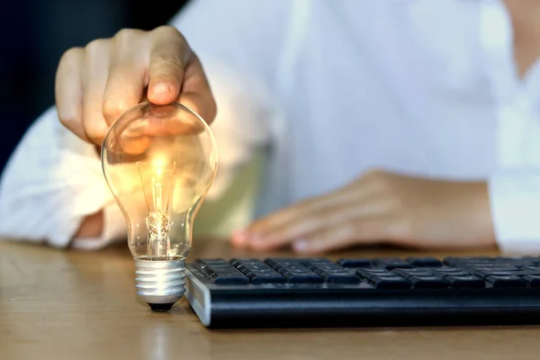 Concepto Ideas Bombillas Con Cables Conexión Empresarios Muestran Nuevas Ideas — Foto de Stock