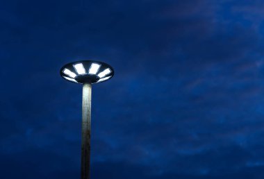 Bahçedeki güneş pillerini kullanan yüksek kutuplar.