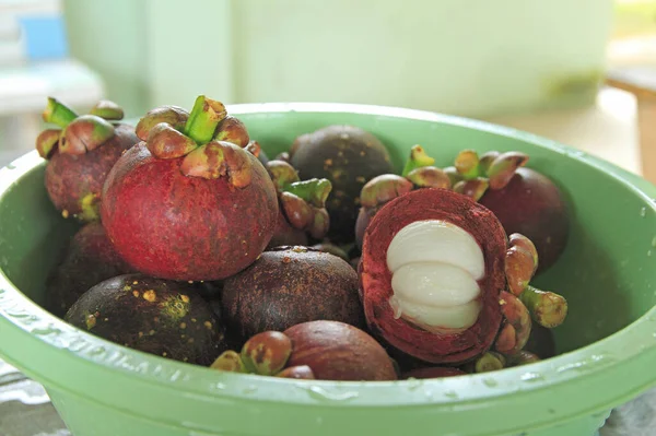 Mangosteen Τροπικά Φρούτα Τοποθετείται Στο Τραπέζι — Φωτογραφία Αρχείου