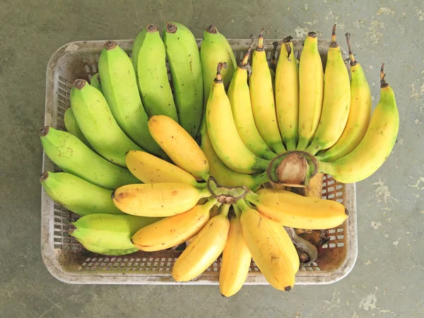 Banány Dozrávají Skupinách Pozadí Stolu — Stock fotografie