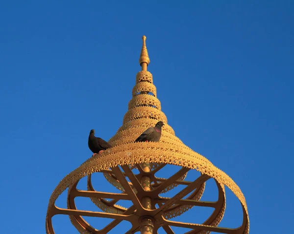 Stuered Zlatý Deštník Buddhismu Modrém Pozadí Oblohy — Stock fotografie