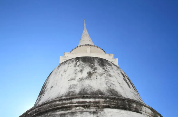 Stupa Poledne Pod Modrým Nebem Pozadí — Stock fotografie