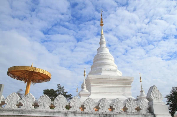 Stupa Poledne Pod Modrým Nebem Pozadí — Stock fotografie