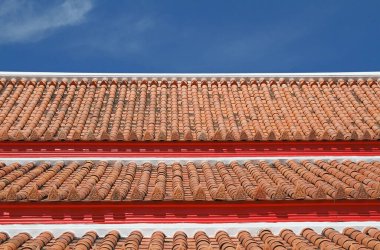 Mavi gökyüzü arka planında çatı kiremitleri