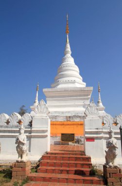 Wat Pratardnoi Tapınağı öğle vakti mavi gökyüzünün altında