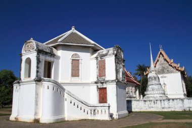 Wat Uposatharam 'da öğle vakti mavi gökyüzünün altında