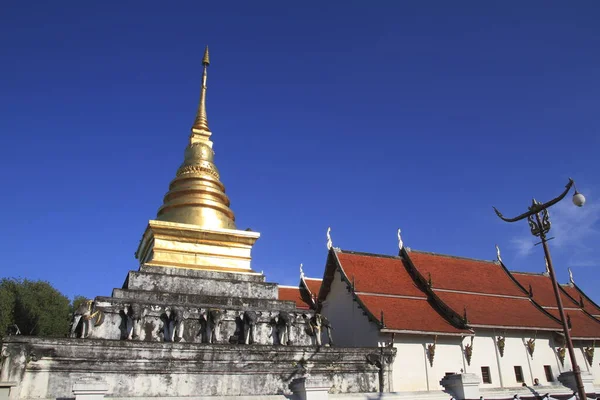 Wat Phra Chang Poledne Pod Modrým Nebem Pozadí — Stock fotografie