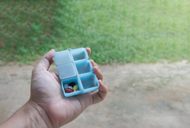 El sağlık için ilaç kutusunu tutuyor.