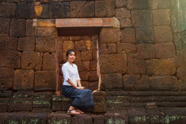 Geleneksel kostümlü Taylandlı kadınlar antik siteleri ziyaret etmek için yürüyorlar.