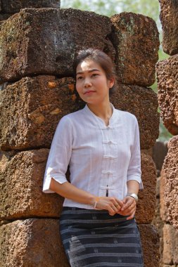 Geleneksel kostümlü Taylandlı kadınlar antik siteleri ziyaret etmek için yürüyorlar.