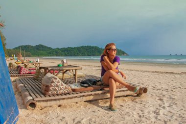 Tayland 'da, Ko Phayam' da dinlenen Taylandlı kız.
