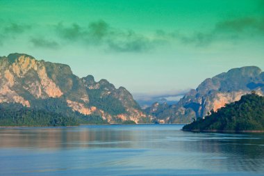 Kireçtaşı Dağı ve sabah sisi ve güzel manzara ağı Cheow Lan Barajı Khao Sok Ulusal Parkı, Tayland